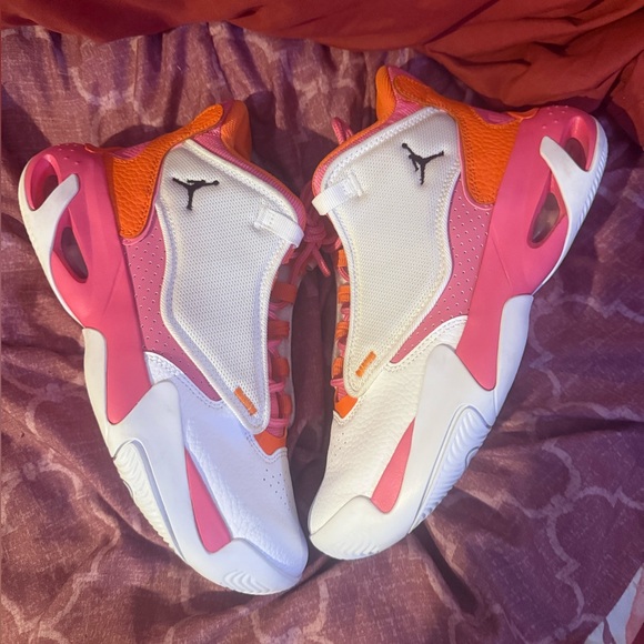 JORDAN Max Aura 4 Big Kids' Shoes In White,safety orange,pinksicle,(GS Sz.5Y) - Picture 5 of 10